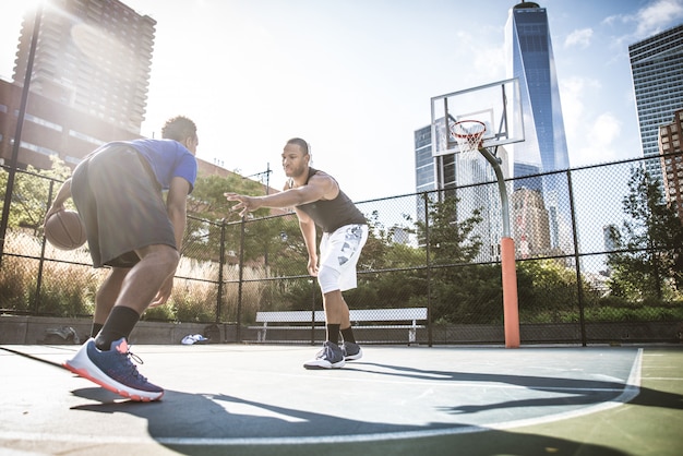 Basketbalspeler buiten spelen