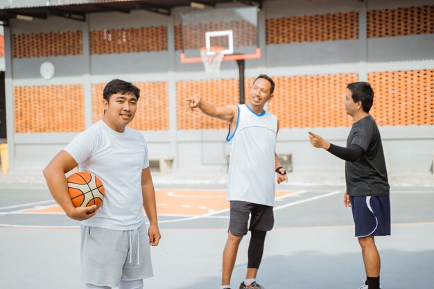 Basketbalspeler die een bal vasthoudt terwijl hij staat