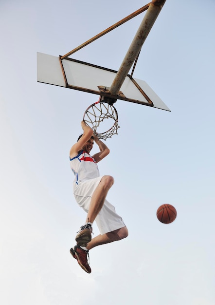 basketbalspeler die oefent en poseert voor basketbal en sportatleetconcept