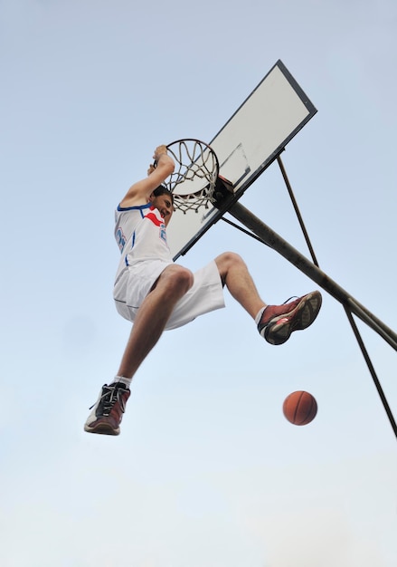 basketbalspeler die oefent en poseert voor basketbal en sportatleetconcept