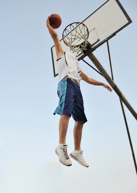 basketbalspeler die oefent en poseert voor basketbal en sportatleetconcept