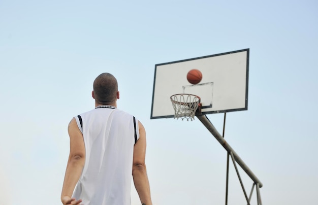 basketbalspeler die oefent en poseert voor basketbal en sportatleetconcept