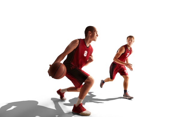 Basketbalspeler in actie bij zonsondergang