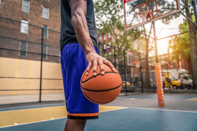 Basketbalspeler opleiding buitenshuis