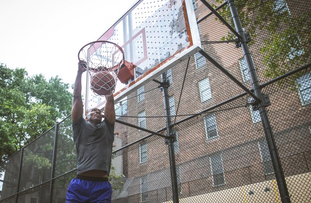 Basketbalspeler opleiding op een hof