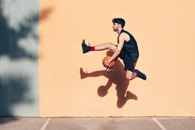 Basketbalspeler voor een muur