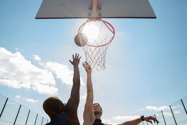 Basketbalspelers in zonlicht