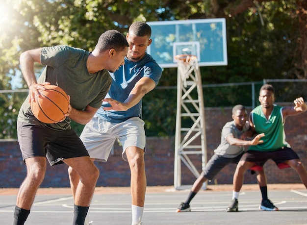 Basketbalsport en competitie met een zwarte atleet die een spel speelt op een veld met vrienden of een rivaal Teamfitness en gezondheid met een mannelijke basketbalspeler die traint op een basketbalveld