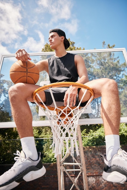 Basketbalsporten en man op mand met bal voor fitnessoefeningen en training in een gemeenschapspark met sportschoenen Basketbalspeler stedelijk veld en spel met het denken van mannelijke atleten
