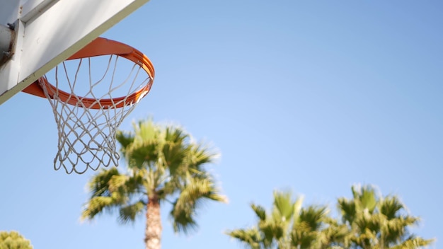 Basketbalveld buitenshuis oranje hoepelnet en bord voor basketbalspel