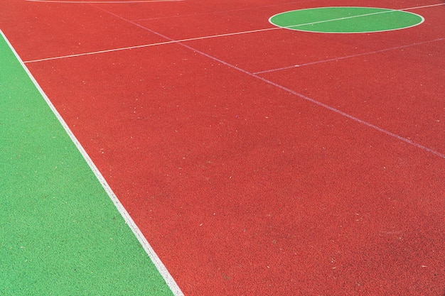 Basketbalveld close-up Kleurrijke basketballijnen op een buitenbaan