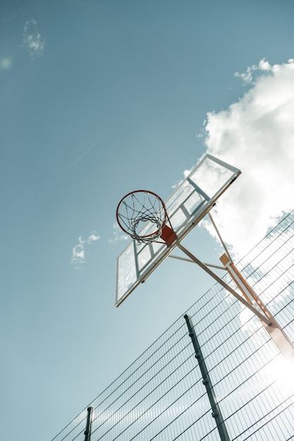 Basketbalveld. kleine mand die boven het basketbalveld hangt