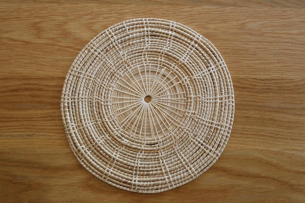 食器を盛り付ける丸籐製の籠