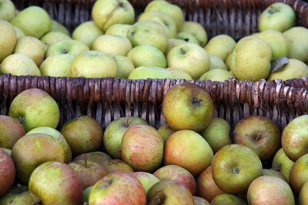 Photo baskets of fresh apples for sale at a fruit and vegetable market.