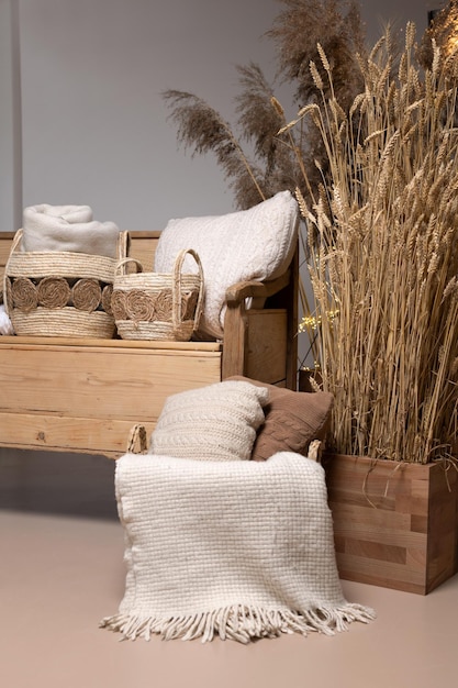 Корзины с пледами и подушками из натуральных материалов для домашнего интерьера