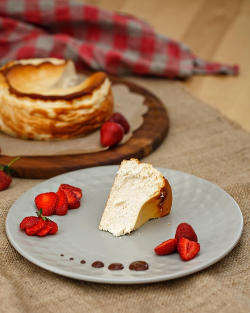 Foto baskische cheesecake san sebastian met aardbeien