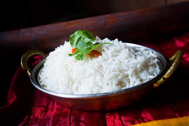 Индийский белый рис басмати в миске в Мумбаи.