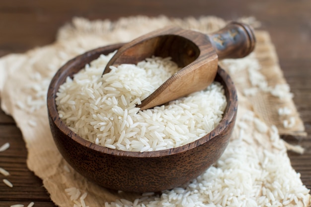 숟가락으로 그릇에 Basmati 쌀을 닫습니다.