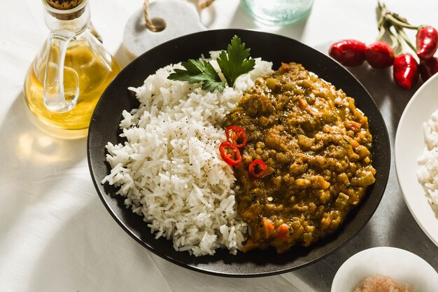 Basmatirijst met curry van groenten en linzen