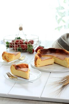 Torta di formaggio bruciata basca su sfondo bianco da cucina, torta di formaggio virale