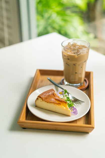 白いプレートに花とバスク焦げたチーズケーキデコラトイン