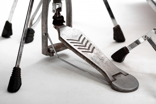 Foto grancassa con pedale sul pavimento bianco, il concetto di musica