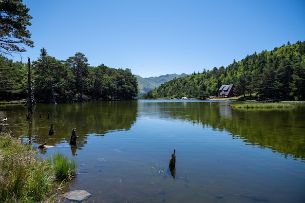 Bassa d'Oles in het dorp Vielha Mitg Aran in de Pyreneeën in de Aran-vallei, Spanje Plaats met meer