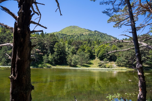 Bassa d'Oles in het dorp Vielha Mitg Aran in de Pyreneeën in de Aran-vallei, Spanje Plaats met meer