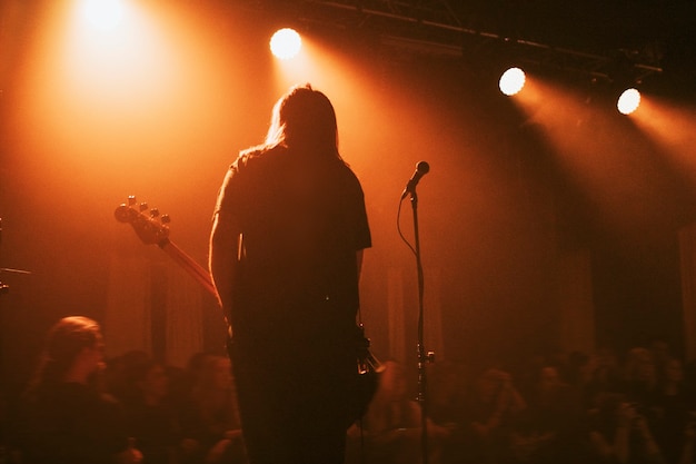 Bassist speelt op het podium