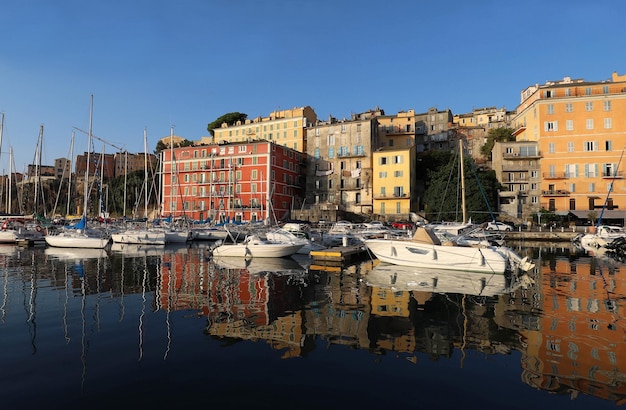 Bastia uitzicht op het historische centrum van de stad een haven met boten en jachten