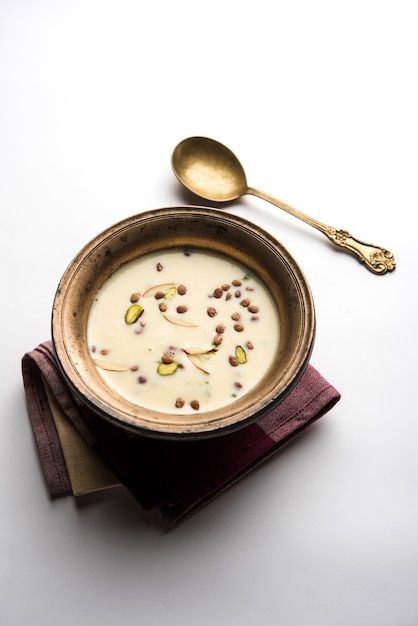 Basundi of Rabri of Rabdi - is een dessert gemaakt van gecondenseerde melk en gedroogd fruit