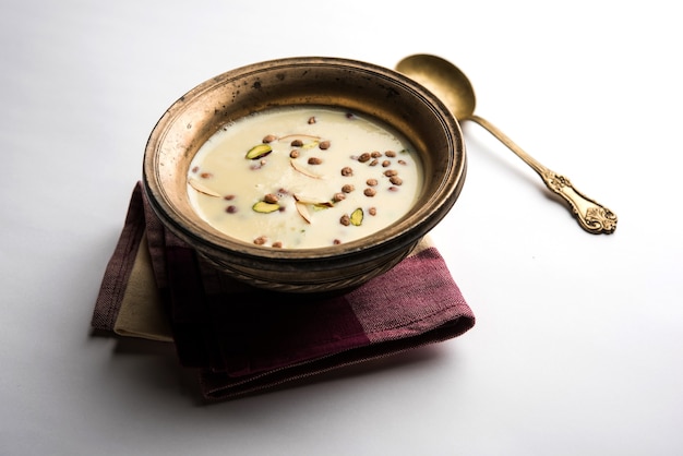 Basundi of Rabri of Rabdi - is een dessert gemaakt van gecondenseerde melk en gedroogd fruit