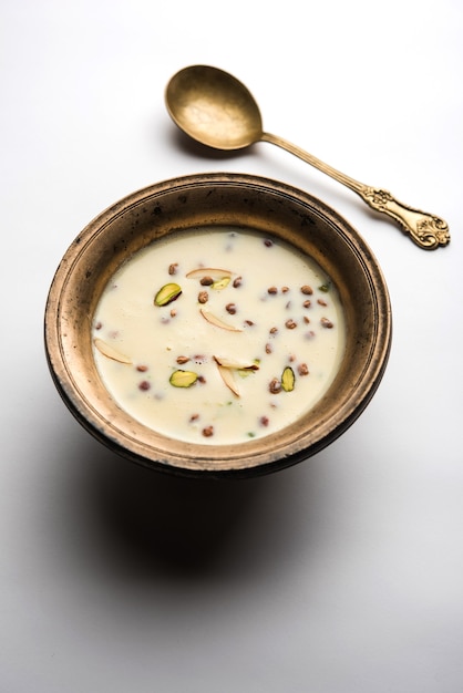 Basundi of Rabri of Rabdi - is een dessert gemaakt van gecondenseerde melk en gedroogd fruit