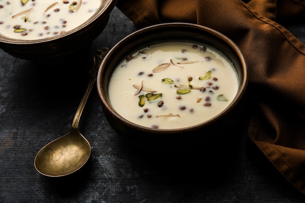 Basundi of Rabri of Rabdi - is een dessert gemaakt van gecondenseerde melk en gedroogd fruit