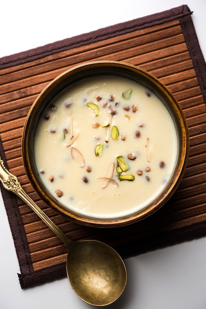 Basundi 또는 Rabri 또는 Rabdi - 연유와 건조 과일로 만든 디저트입니다.