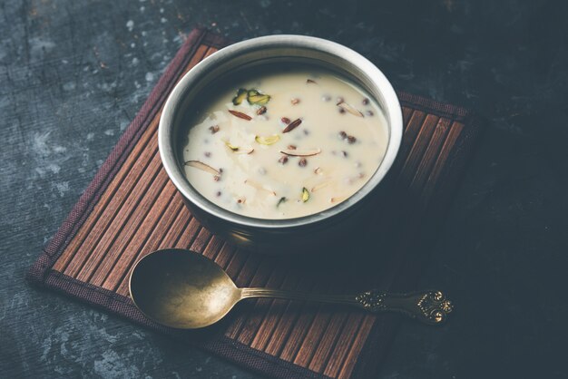 Basundi 또는 Rabri 또는 Rabdi - 연유와 건조 과일로 만든 디저트입니다.