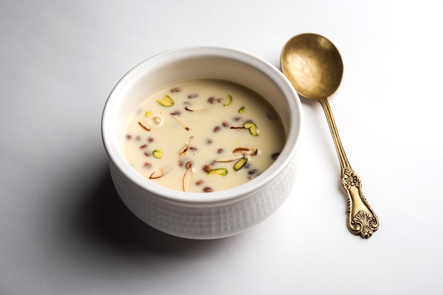 Basundi 또는 Rabri 또는 Rabdi - 연유와 건조 과일로 만든 디저트입니다.