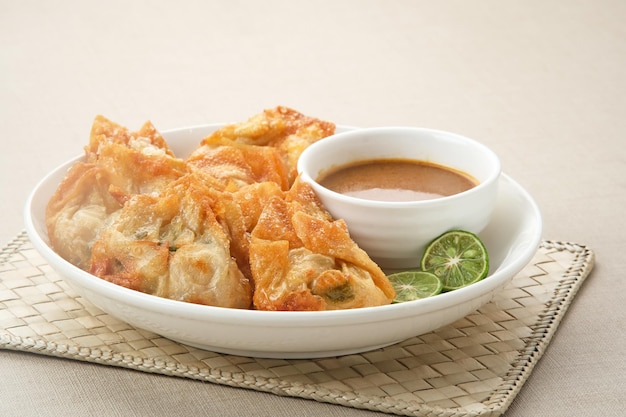 Photo batagor made from fish or chicken dumpling tofu tapioca flour served with peanut sauce indonesia