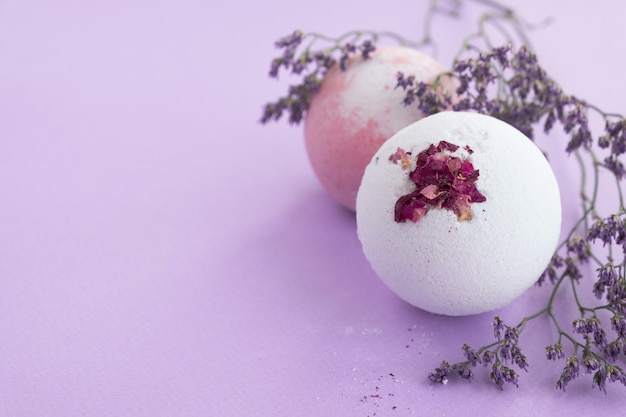 Bombe da bagno e fiori di ramo