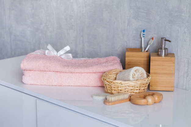 Foto cosmetici e accessori del bagno sulla tavola bianca