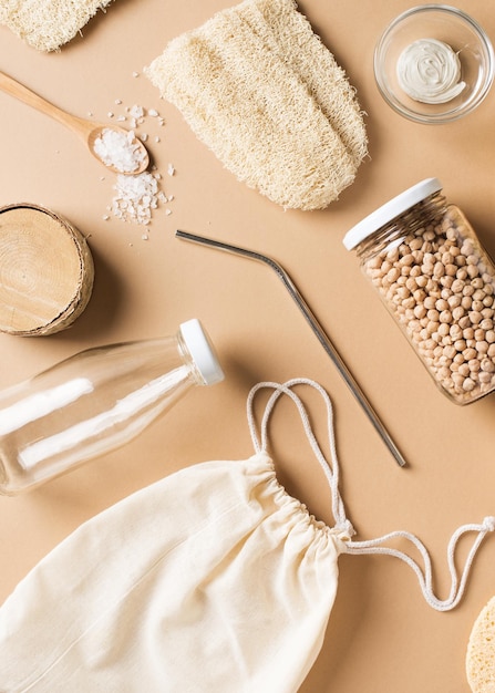 Accessori naturali per il bagno e cosmetici per la cura della pelle tema zero rifiuti su sfondo beige vista dall'alto piatta