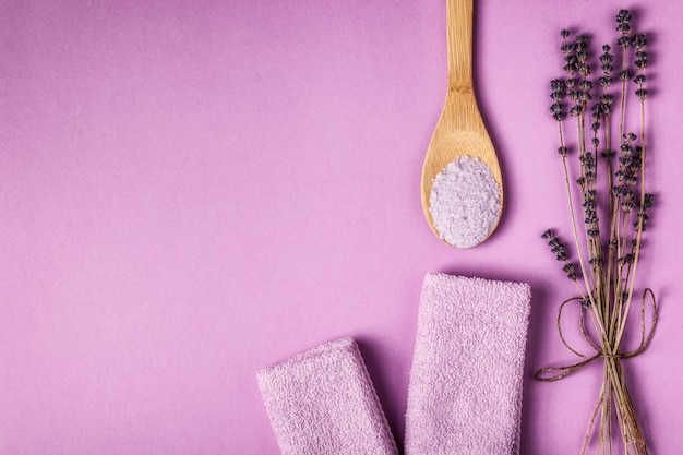 Set da bagno con lavanda su sfondo viola