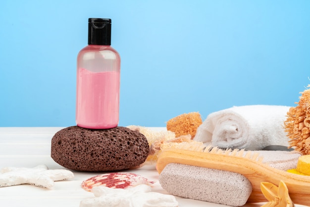 Foto gli accessori della stazione termale del bagno si chiudono in su sulla tabella