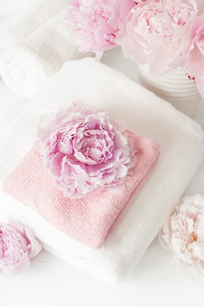 Bagno e spa con asciugamani di fiori di peonia