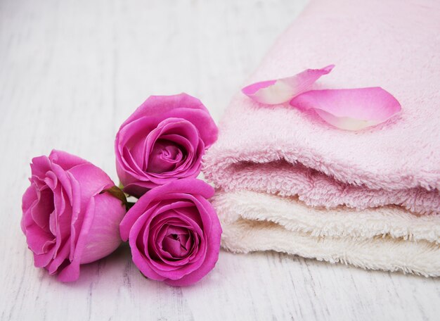 Bath towels with pink roses