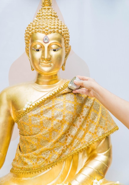 Купание статуи Будды и священных вещей во время фестиваля Сонгкран или традиционного тайского Нового года