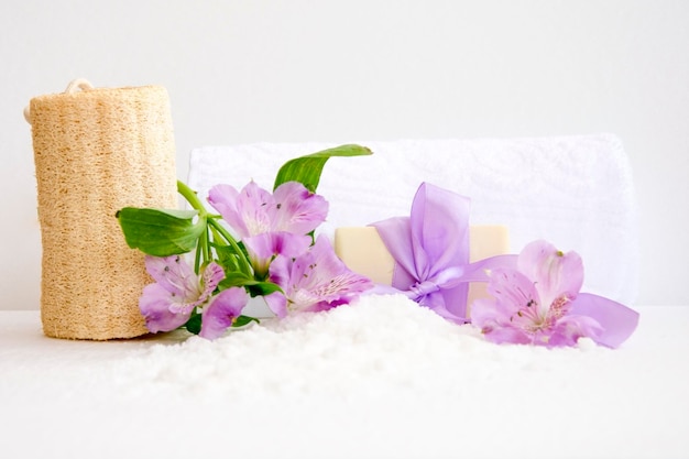 Аксессуары для ванной комнаты мыло ручной работы с цветком альстромерии и белое полотенце