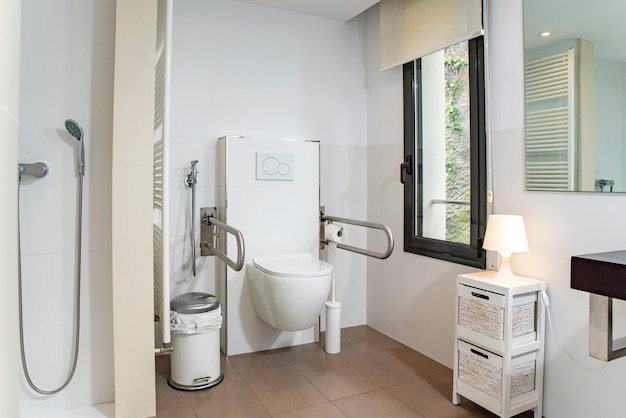Ванная комната адаптирована для людей с ограниченными возможностями