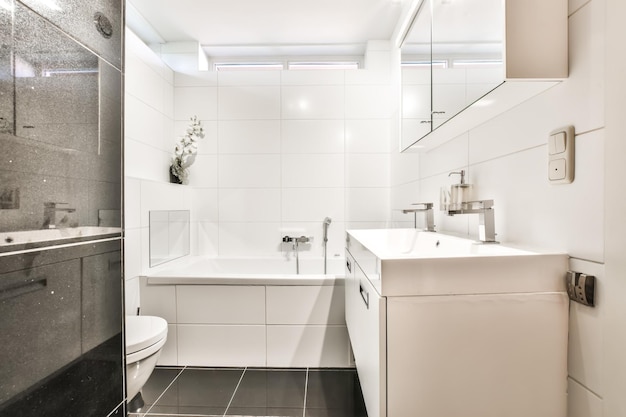 Интерьер ванной комнаты с ванной и двойной раковиной в современном доме