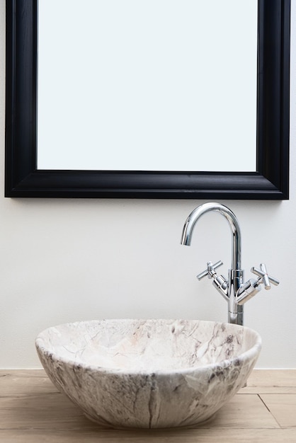 Foto interno del bagno con lavabo e rubinetto in marmo
